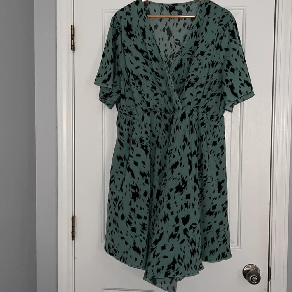 Plus Size Teal Printed V-Neck Swing Dress - Picture 7 of 10